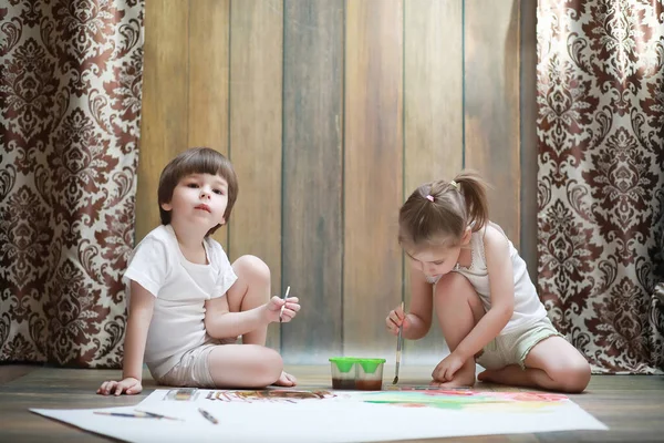 Маленькі Діти Малюють Великому Аркуші Паперу Підлозі — стокове фото
