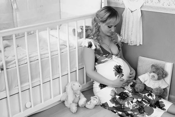 Schöne Mädchen Schwangere Blondine Bereitet Sich Darauf Vor Eine Mutter — Stockfoto