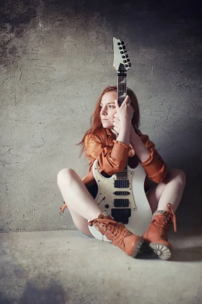 Νεαρή Κοκκινομάλλα Κοπέλα Ηλεκτρική Κιθάρα Ροκ Μουσικός Κορίτσι Ένα Δερμάτινο — Φωτογραφία Αρχείου