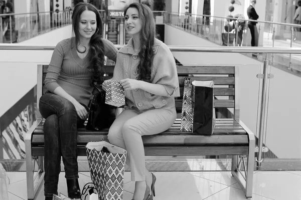 Dos Chicas Lindas Van Compras Centro Comercial — Foto de Stock