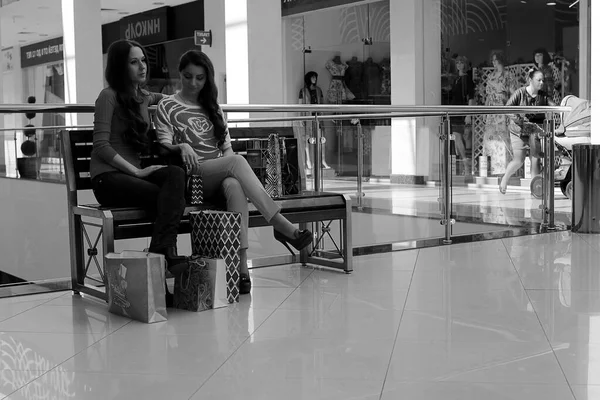 Deux Jolies Filles Vont Faire Shopping Dans Centre Commercial — Photo