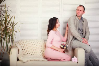 Koca göbekli hamile güzel bir kız. Genç ve evli bir çift. Hamile karısı olan bir koca. Bir çift bir bebeğin doğmasını bekliyor..