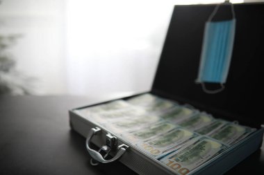 100 dolarlık banknotlarla dolu metal bir bavul. Çifte maruziyet. Yatırım, rüşvet, yolsuzluk kavramı.