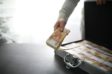 5000 rublelik Rus banknotlarıyla dolu metal bir bavul. Yatırım, rüşvet, yolsuzluk kavramı.