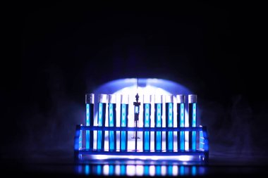 Test tüpü yeni sıvı çözelti potasyum mavisi taşar. Analiz reaksiyonu için çeşitli reaksiyonlar kullanılır. 