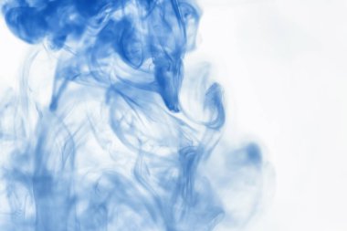 Suyun içinde bir tutam boya. Sudaki boyanın çözülmesi. Su kirliliği. Sanat yaratıcılığı kavramı.