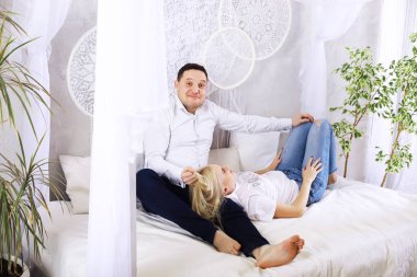 Oturma odasında birlikte oynayan genç ve aktif bir aile..