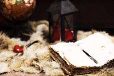 Eski kitap ve dünya masa başı kürkü, öğrenme ve eğitim kavramları.