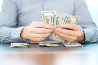 Nakit para büyük bir yığının içinde finans geçmişi olarak. Kağıt paralar kapansın. Üst görünüm