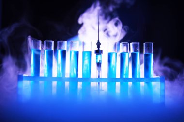 Test tüpü yeni sıvı çözelti potasyum mavisi taşar. Analiz reaksiyonu için çeşitli reaksiyonlar kullanılır. 