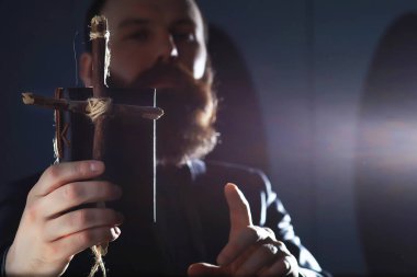 Takım elbiseli sakallı bir adam elinde bir nesne tutuyor. Zaman ve fikir kavramı. Özlem geliştirme.