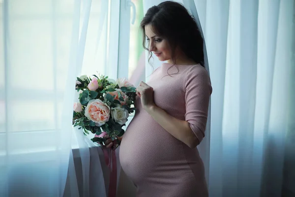 Menina Grávida Bonita Com Uma Barriga Grande Casamento Jovem Casal — Fotografia de Stock