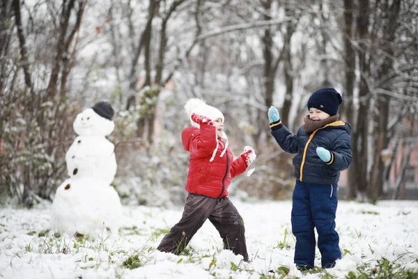 Passeggiata Dei Bambini Nel Parco Con Prima Neve — Foto Stock