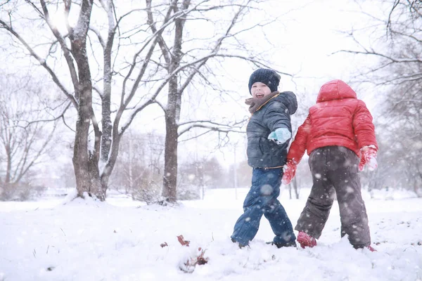 Barn Går Parken Med Första Snön — Stockfoto