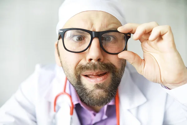 Хрестоподібний Бородатий Чоловік Дивиться Рамку Захворювання Очей Поняття Божевільного Медичного — стокове фото