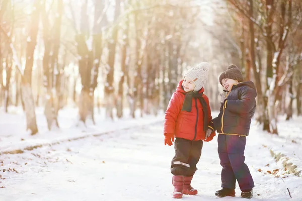 Los Niños Caminan Parque Con Primera Nieve —  Fotos de Stock