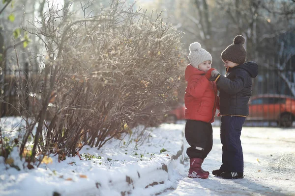 Passeggiata Dei Bambini Nel Parco Con Prima Neve — Foto Stock