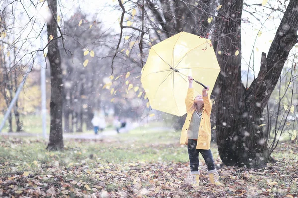 Passeggiata Dei Bambini Nel Parco Con Prima Neve — Foto Stock