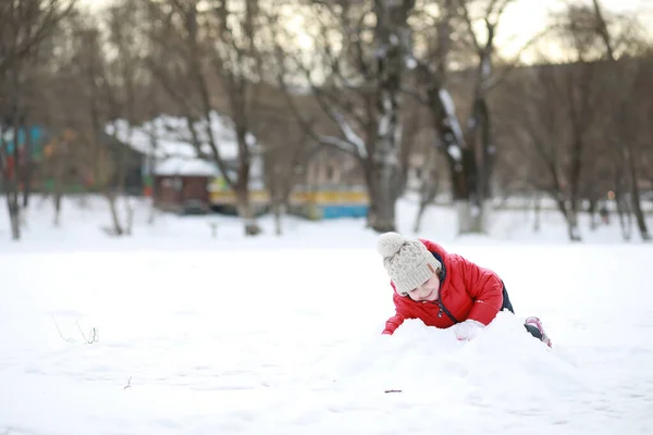 Barn Leker Ute Vintern Snö Spel Gatan — Stockfoto