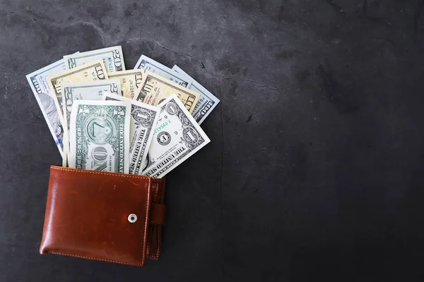 Nakit para büyük bir yığının içinde finans geçmişi olarak. Kağıt paralar kapansın. Üst görünüm