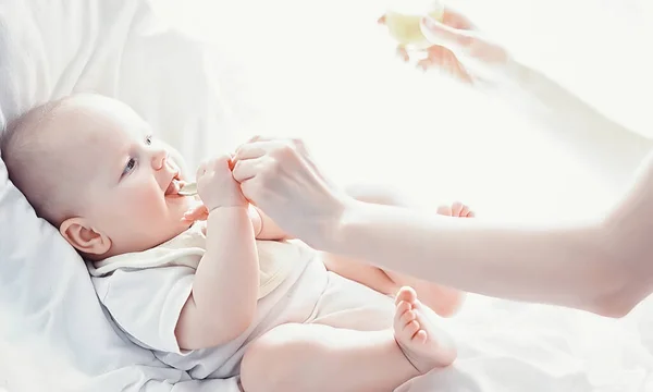 Concepto Maternidad Una Joven Madre Alimenta Pequeño Bebé Primer Señuelo — Foto de Stock