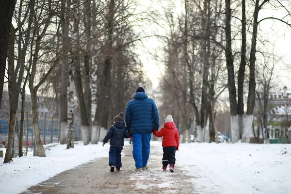 Çocuklar kışın dışarıda oynarlar. Sokakta kar oyunları.
