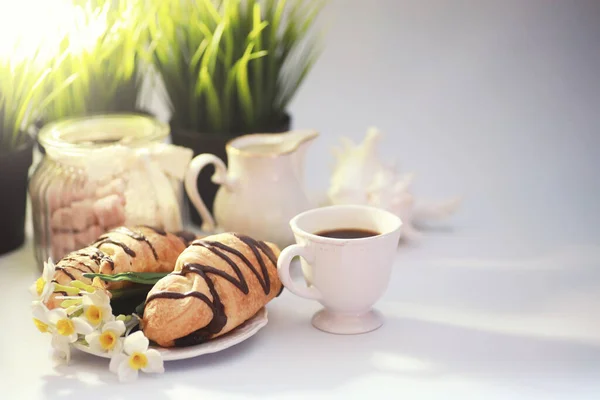 Fransk Frukost Bordet Kaffe Croissant Med Choklad Och Karaff Med — Stockfoto