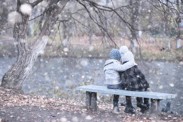 Los Niños Caminan Parque Con Primera Nieve —  Fotos de Stock