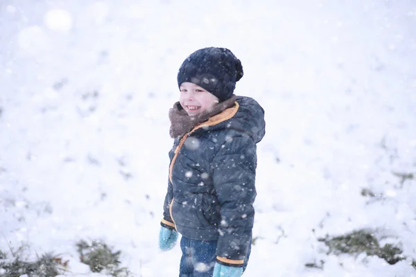 Kinder Spazieren Park Bei Erstem Schnee — Stockfoto