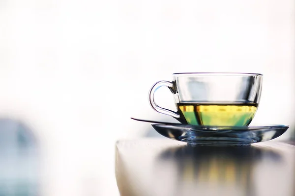 背景に茶葉と茶葉を一杯 — ストック写真