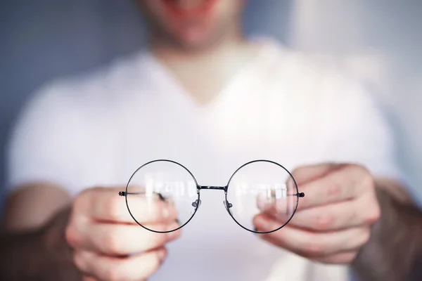 Rossz Látás Fogalma Tartsa Kontaktlencsét Szemüveget Kezében Plakát Reklámszemüveghez Lencséhez — Stock Fotó