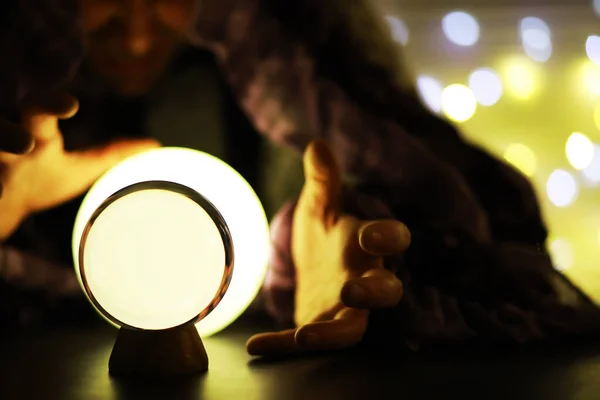 Boule Cristal Sur Sol Avec Bokeh Boule Verre Avec Lumière — Photo