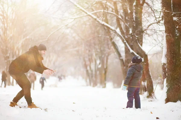 Crianças Caminham Parque Com Primeira Neve — Fotografia de Stock
