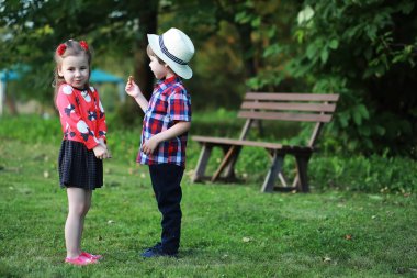 Sonbahar parkında yürüyüşe çıkmış çocuklar. Yaprak parkta düşer. - Aile. Düş! Mutluluk.