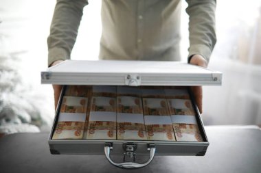 5000 rublelik Rus banknotlarıyla dolu metal bir bavul. Yatırım, rüşvet, yolsuzluk kavramı.