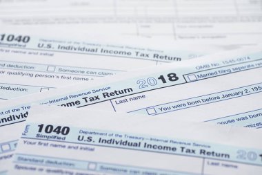 Yıllık vergi bildirimi. Masada vergi formu var. Finansal açıklamalar imzası.