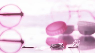 Görme düzeltmesi için araçlar. Sıçrama ve bulanıklığın arka planında diopterleri olan gözlük ve lensler.