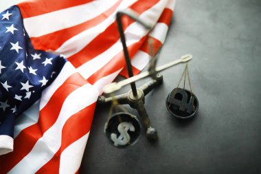 Birleşik Devletler Hukuku, adalet terazisi ve Amerikan bayrağı. Kavram. Para.