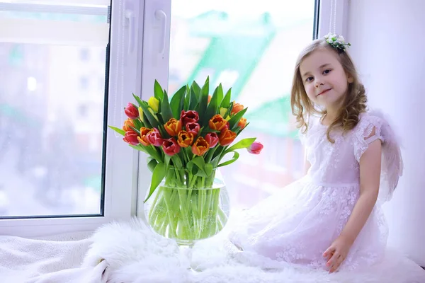 Belle Fille Robes Blanches Avec Magnifique Bouquet Premières Tulipes Journée — Photo