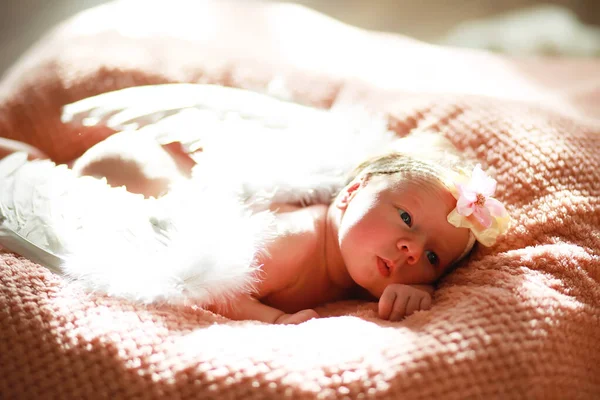 Ένα Νεογέννητο Μωρό Βρίσκεται Στην Αγκαλιά Της Μητέρας Του Όμορφο — Φωτογραφία Αρχείου