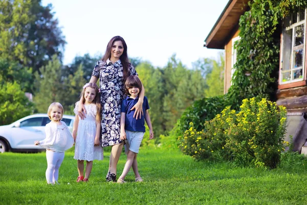 Ung Stor Familj Sommarmorgon Promenad Vacker Mamma Med Barn Som — Stockfoto