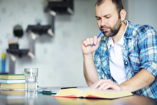 Porträtt Glad Ung Man Läsa Bok När Sitter Golvet Sitt — Stockfoto