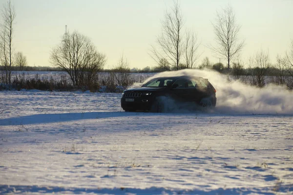 Auto Zimě Poli Terénní Zimní Sníh Unášen Extrémní Sport Zábava — Stock fotografie