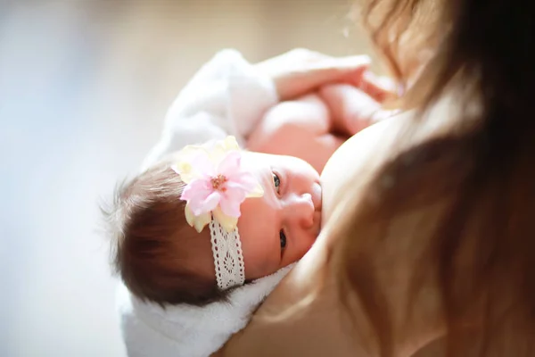 Novorozené Dítě Leží Matčině Náručí Krásné Dítě Evropského Vzhledu Spí — Stock fotografie