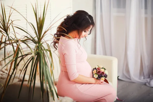 Menina Grávida Bonita Com Uma Barriga Grande Casamento Jovem Casal — Fotografia de Stock