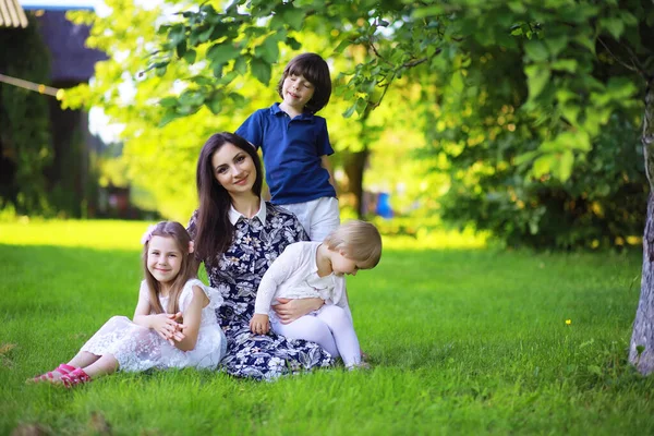Familia Joven Numerosa Paseo Matutino Verano Hermosa Madre Con Niños —  Fotos de Stock