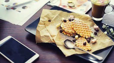 Doldurulmuş Viyana waffle 'ı. Kahve masası. Tatil için kahvaltıda güzel kokulu kurabiyeler..