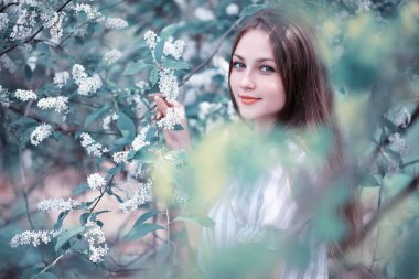 Bir kız bir bahar yeşil park  