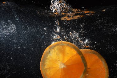 Olgun tatlı portakala su damlaları. Metnin için kopyalama alanı olan yeni Mandarin arkaplanı. Vejetaryen ve vejetaryen kavramı.