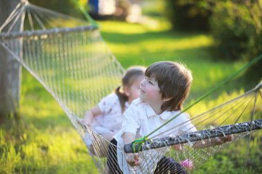 Aile doğada dinleniyor. Temiz havada tatil yapmak için. Hafta sonu çocukları parkta oynuyor..